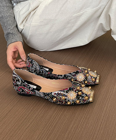 Zapatos de pie plano con empalme francés y cuentas de circonitas negras  Zapatos de pie plano con empalme francés y cuentas de circonitas negras