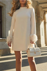 Vestido mini de corte en H con mangas largas y ribete de plumas para una cita inolvidable