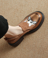 Braune Loafer aus Wildleder mit Katzenstickerei und klobiger Sohle