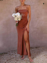 Modisches Hosenträgerkleid mit Schlitz