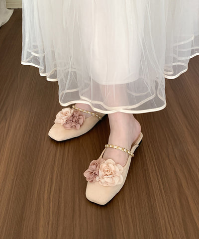 Sandalias estilo retro con diseño floral en ante beige  Sandalias estilo retro con diseño floral en ante beige