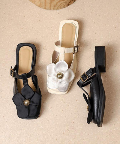 Edle beige Sandalen mit Blumenmuster und Hohlsaum  Edle beige Sandalen mit Blumenmuster und Hohlsaum