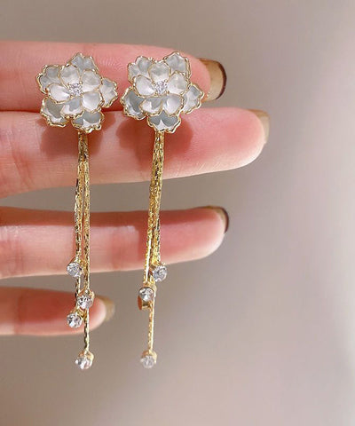 Pendientes colgantes con borlas de camelia y circonitas de aleación de cobre y oro de moda  Pendientes colgantes con borlas de camelia y circonitas de aleación de cobre y oro de moda