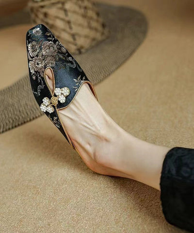 Sandalias estilo chino con tiras de satén dorado y jacquard  Sandalias estilo chino con tiras de satén dorado y jacquard