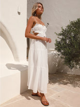 Weißes Kleid mit gestuften Spaghettiträgern, Ausschnitt, Schnürung, lässiges Sommer-Midikleid