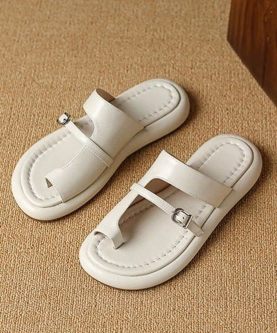 Lässige, ausgehöhlte schwarze Flip-Flops-Sandalen  Lässige, ausgehöhlte schwarze Flip-Flops-Sandalen
