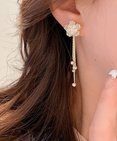 Pendientes colgantes con borlas de camelia y circonitas de aleación de cobre y oro de moda  Pendientes colgantes con borlas de camelia y circonitas de aleación de cobre y oro de moda