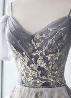 Hellgraues, langes Tüll-Abendkleid in A-Linie mit Trägern