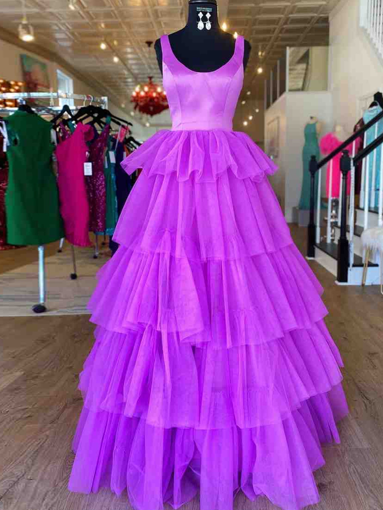 Langes, lila Tüll-Abendkleid mit A-Linien-Linie und Rüschen