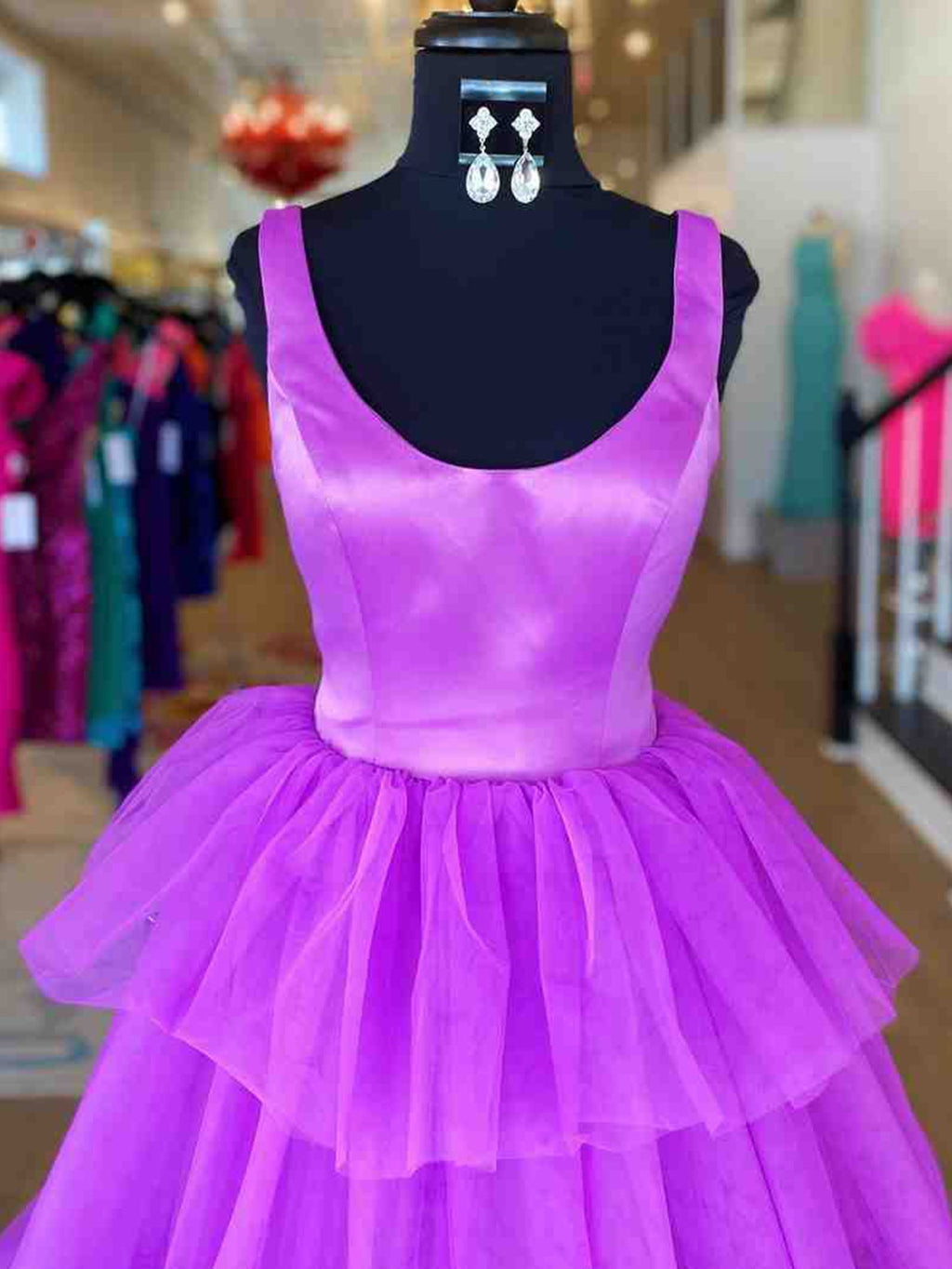Langes, lila Tüll-Abendkleid mit A-Linien-Linie und Rüschen
