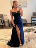 Meerjungfrauen-Abendkleid aus Satin, trägerlos und mit Schlitz