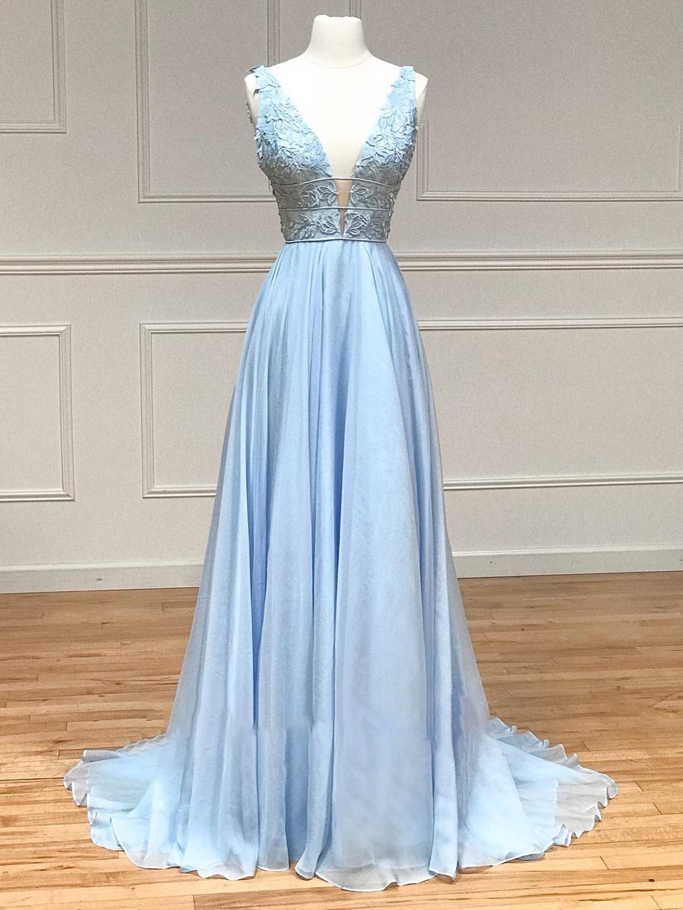 Vestido de fiesta de gasa con encaje, escote en V y corte A