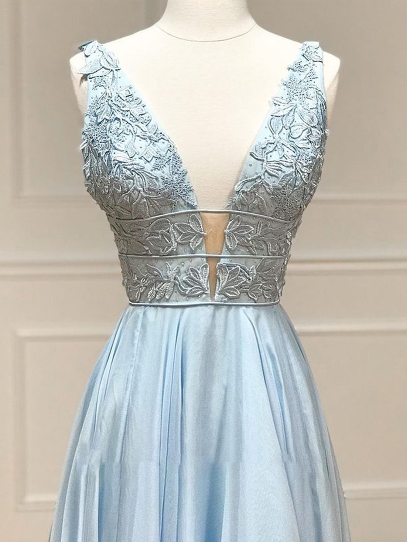 Vestido de fiesta de gasa con encaje, escote en V y corte A