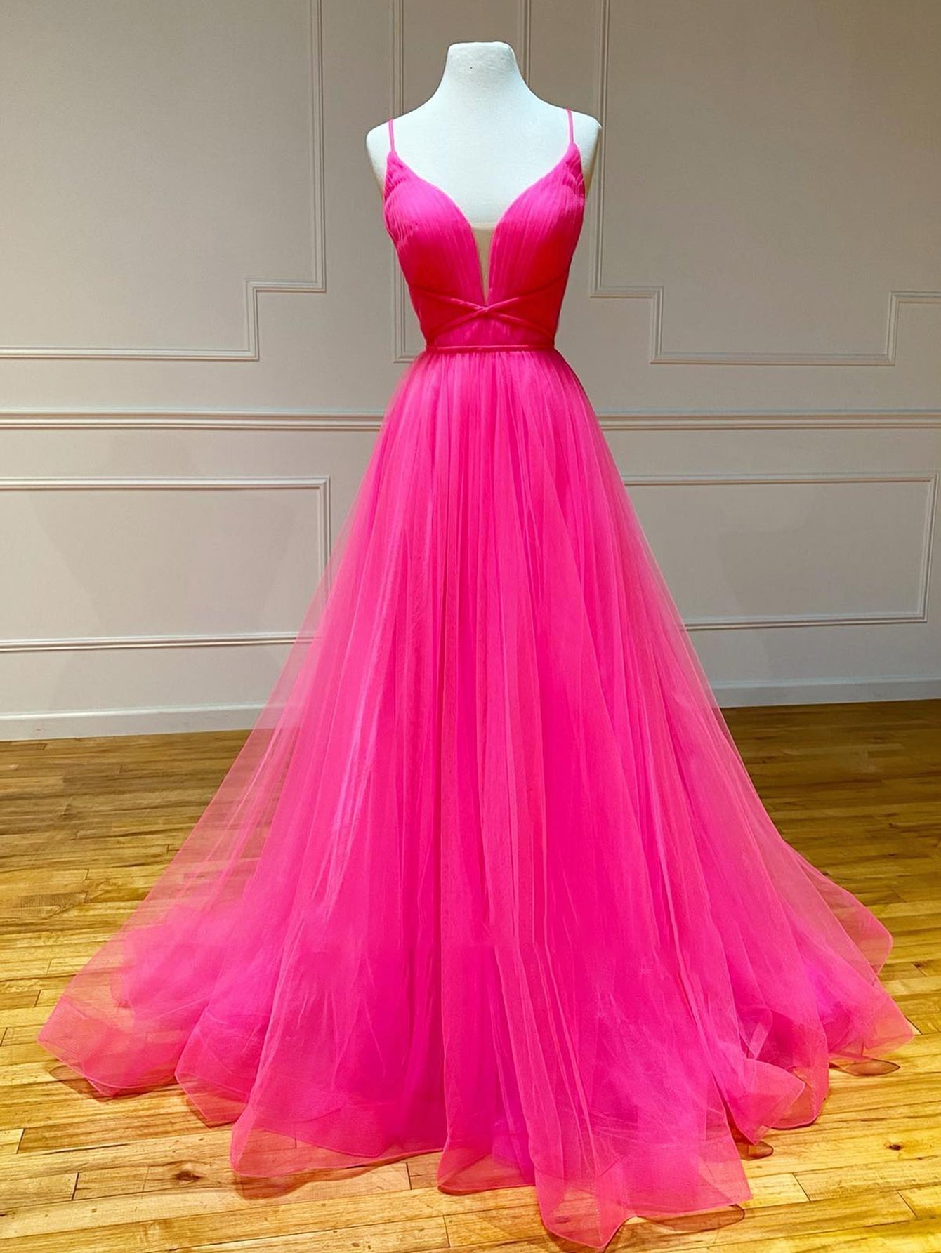 Langes, rosafarbenes Tüll-Abendkleid in A-Linie mit Rüschen