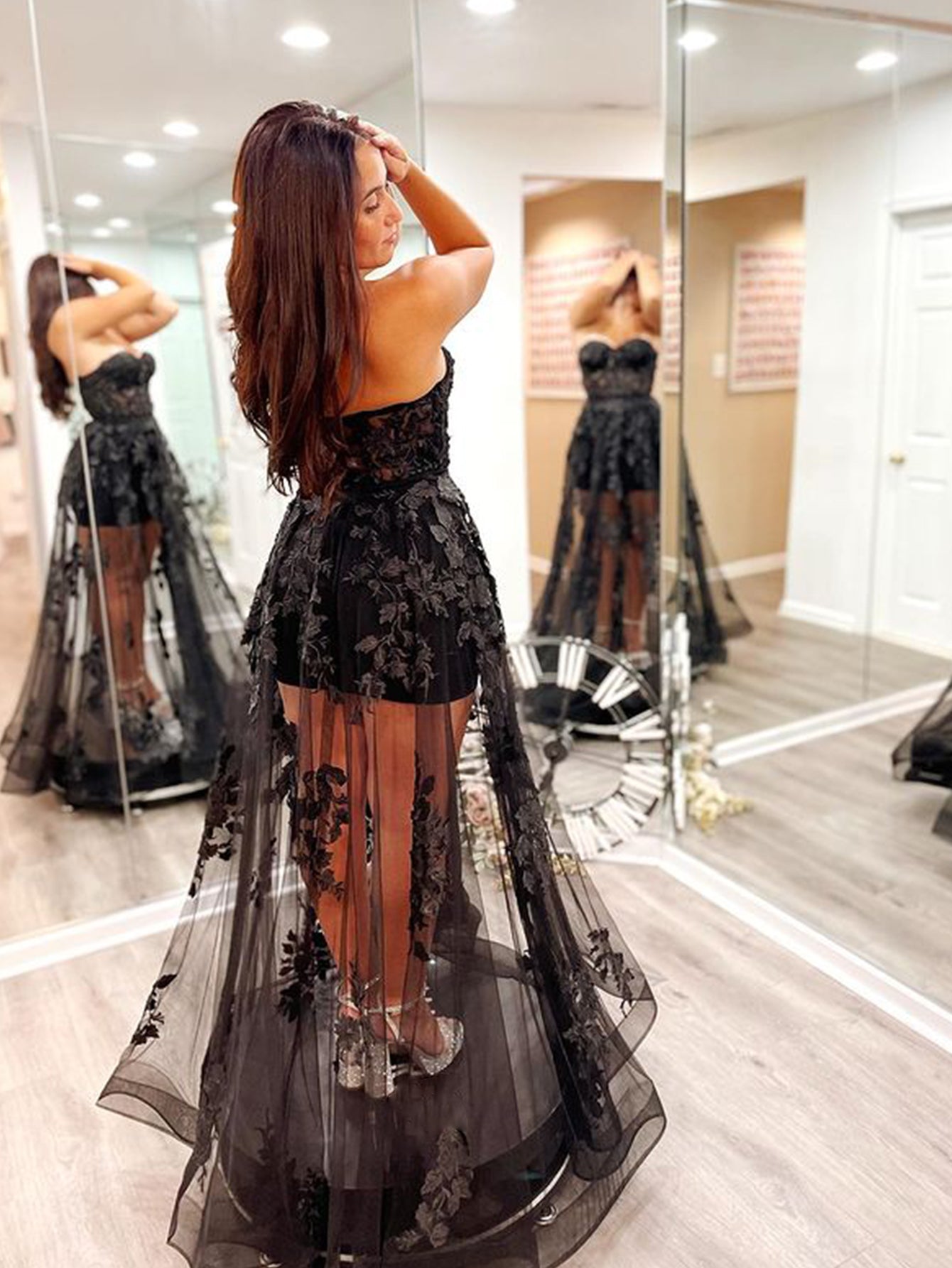 A-Linien-Abendkleid aus trägerlosem Tüll und Spitze