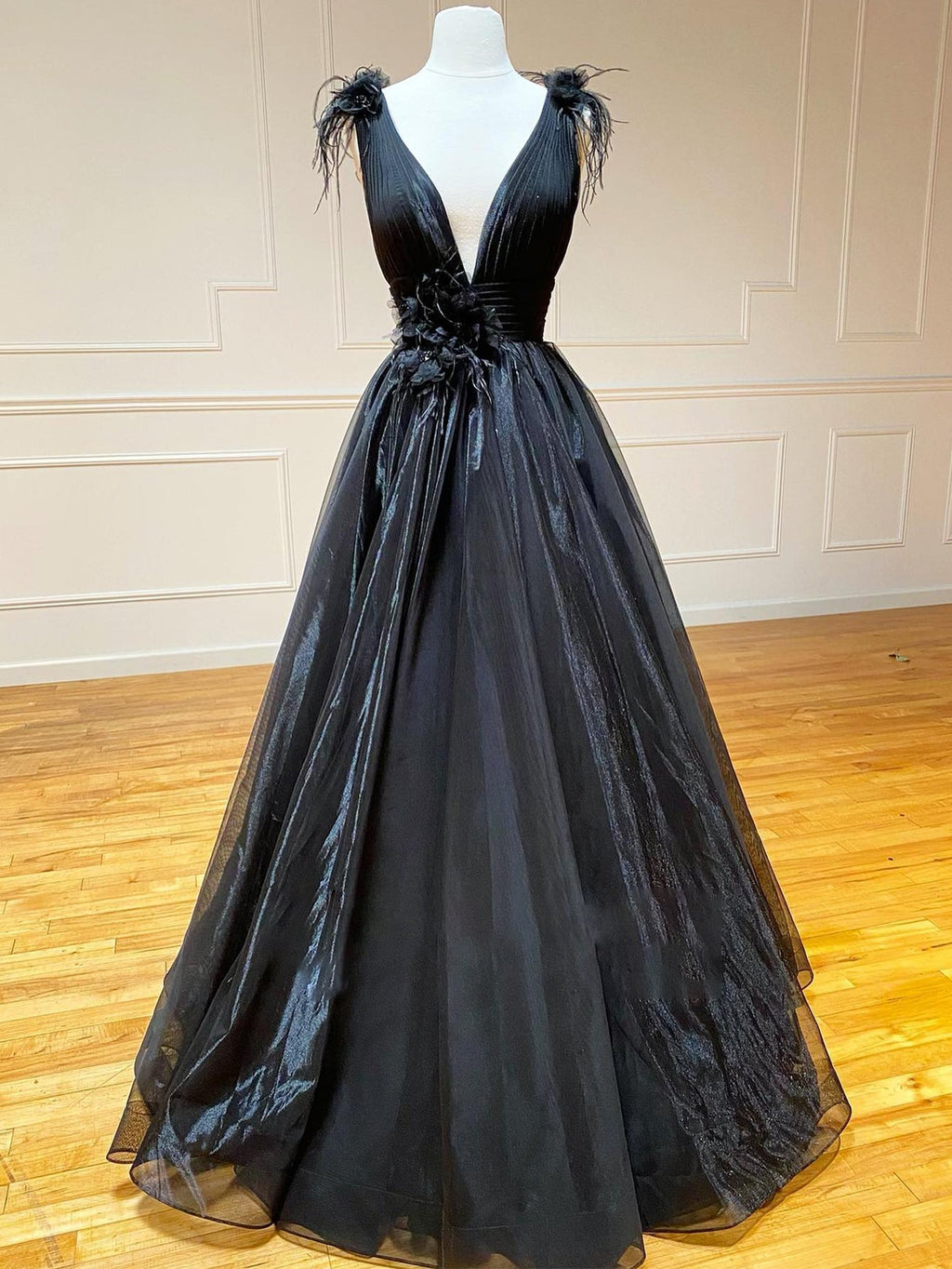 Schwarzes, langes Tüll-Abendkleid in A-Linie mit V-Ausschnitt