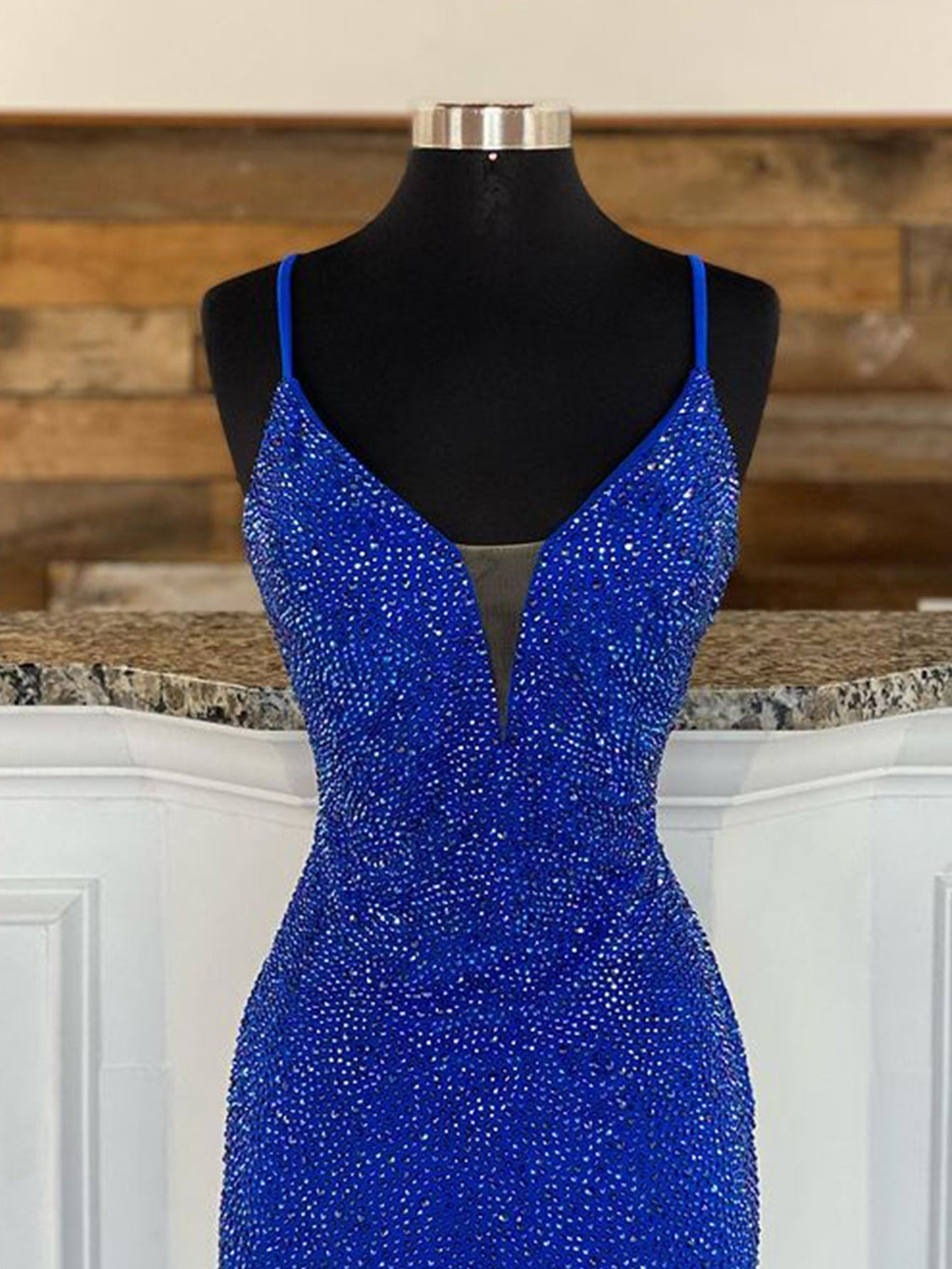 Meerjungfrauen-Abendkleid aus Jersey mit V-Ausschnitt, Perlenbesatz und Schlitz