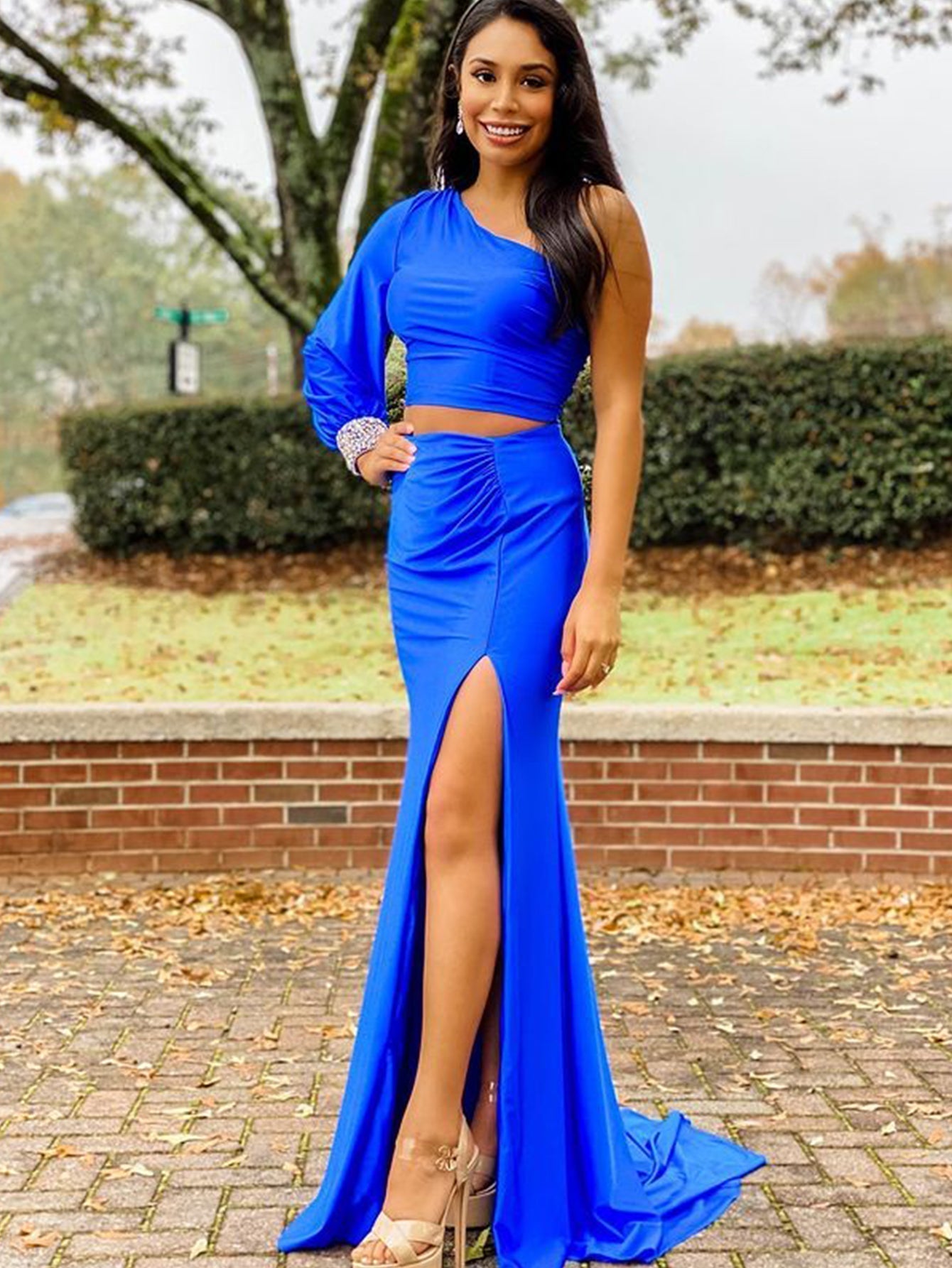 Schwarzes, langes Meerjungfrauen-Abendkleid aus Satin mit One-Shoulder-Schnitt, zweiteilig