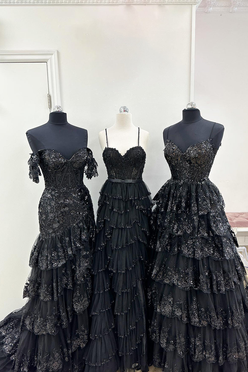 A-Linien-Abendkleid mit Spaghettiträgern und Stufenrock aus Spitze