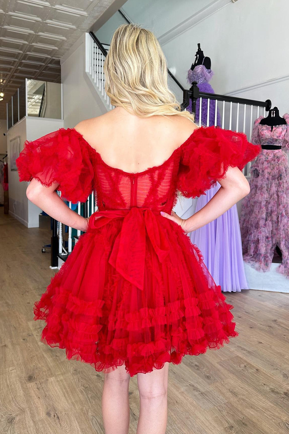 Ein schulterfreies Tüllkleid für den Homecoming-Ball