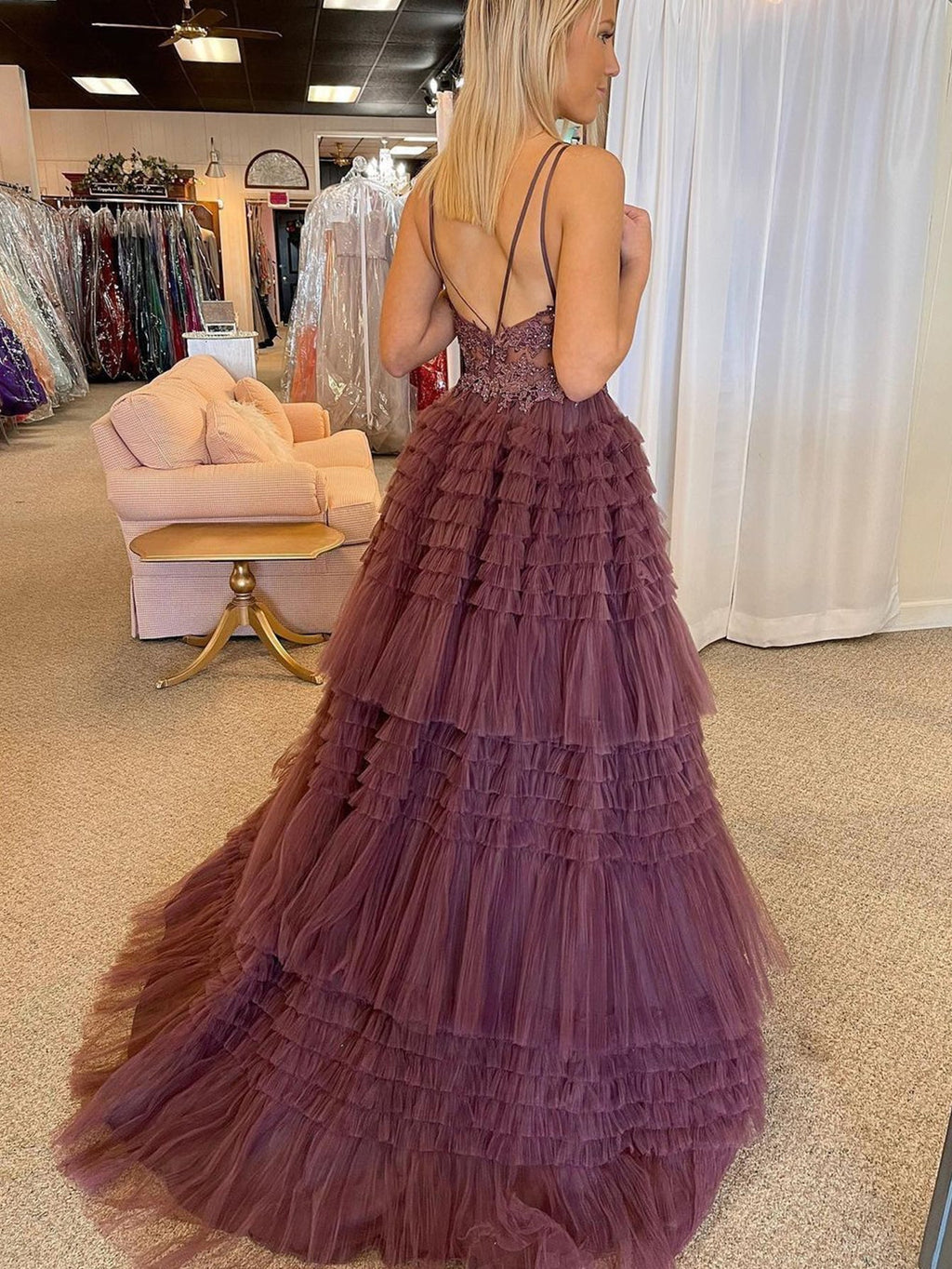 Schwarzes, asymmetrisches, langes Tüll-Abendkleid mit V-Ausschnitt