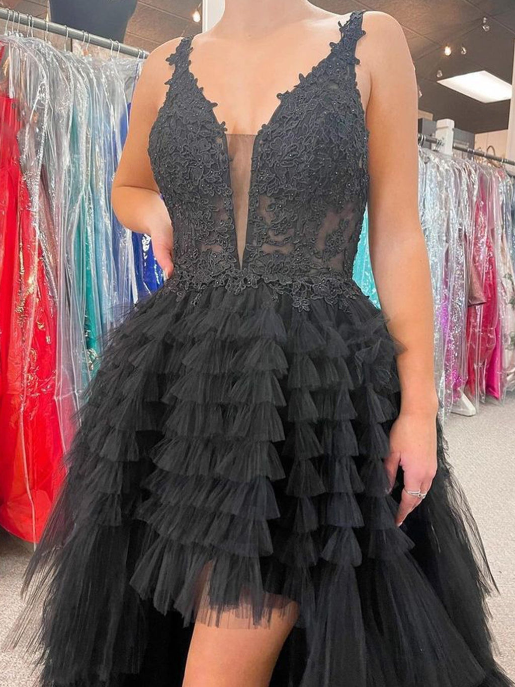 Schwarzes, asymmetrisches, langes Tüll-Abendkleid mit V-Ausschnitt