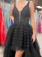 Schwarzes, asymmetrisches, langes Tüll-Abendkleid mit V-Ausschnitt