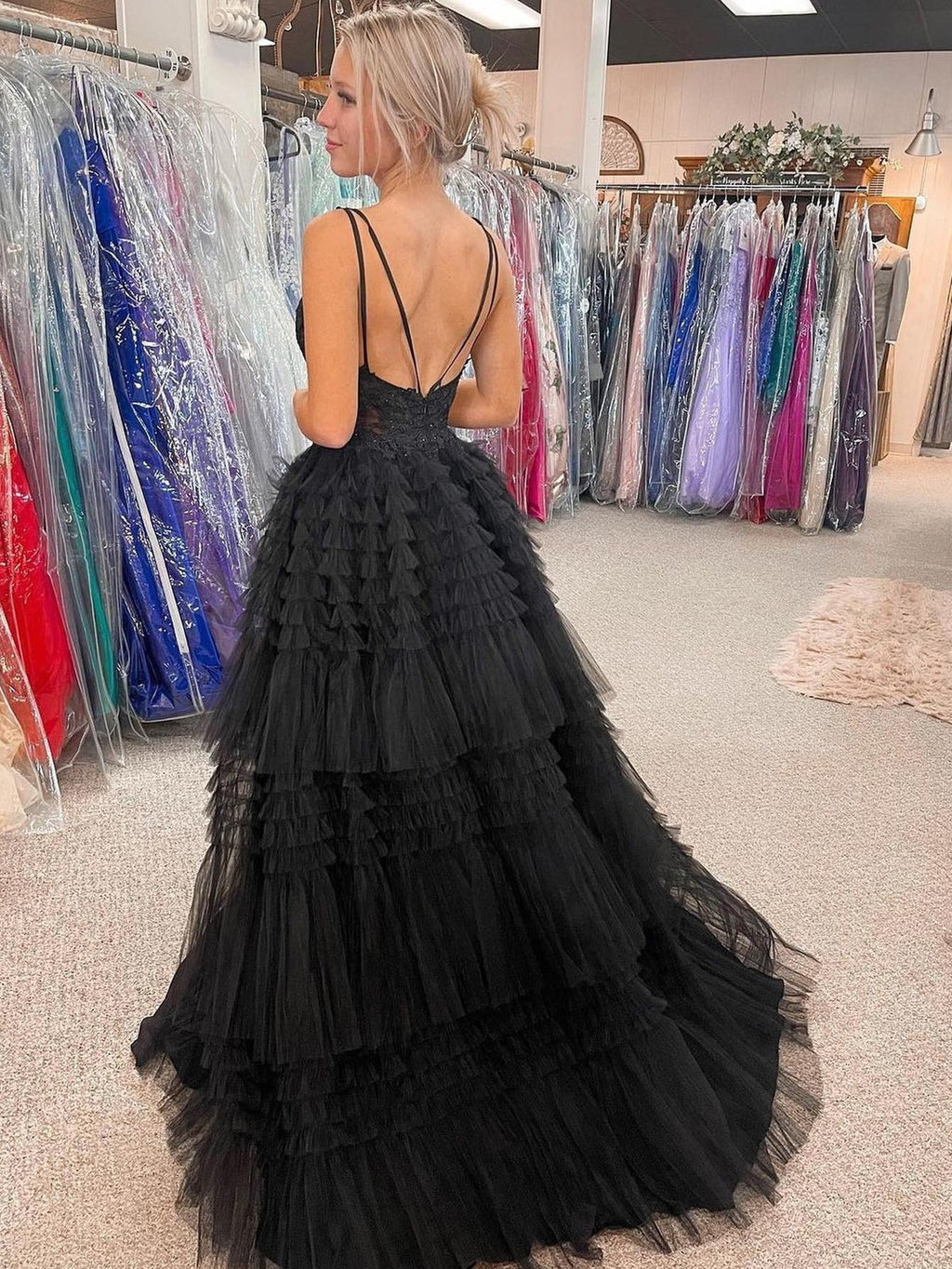 Schwarzes, asymmetrisches, langes Tüll-Abendkleid mit V-Ausschnitt