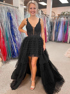 Schwarzes, asymmetrisches, langes Tüll-Abendkleid mit V-Ausschnitt