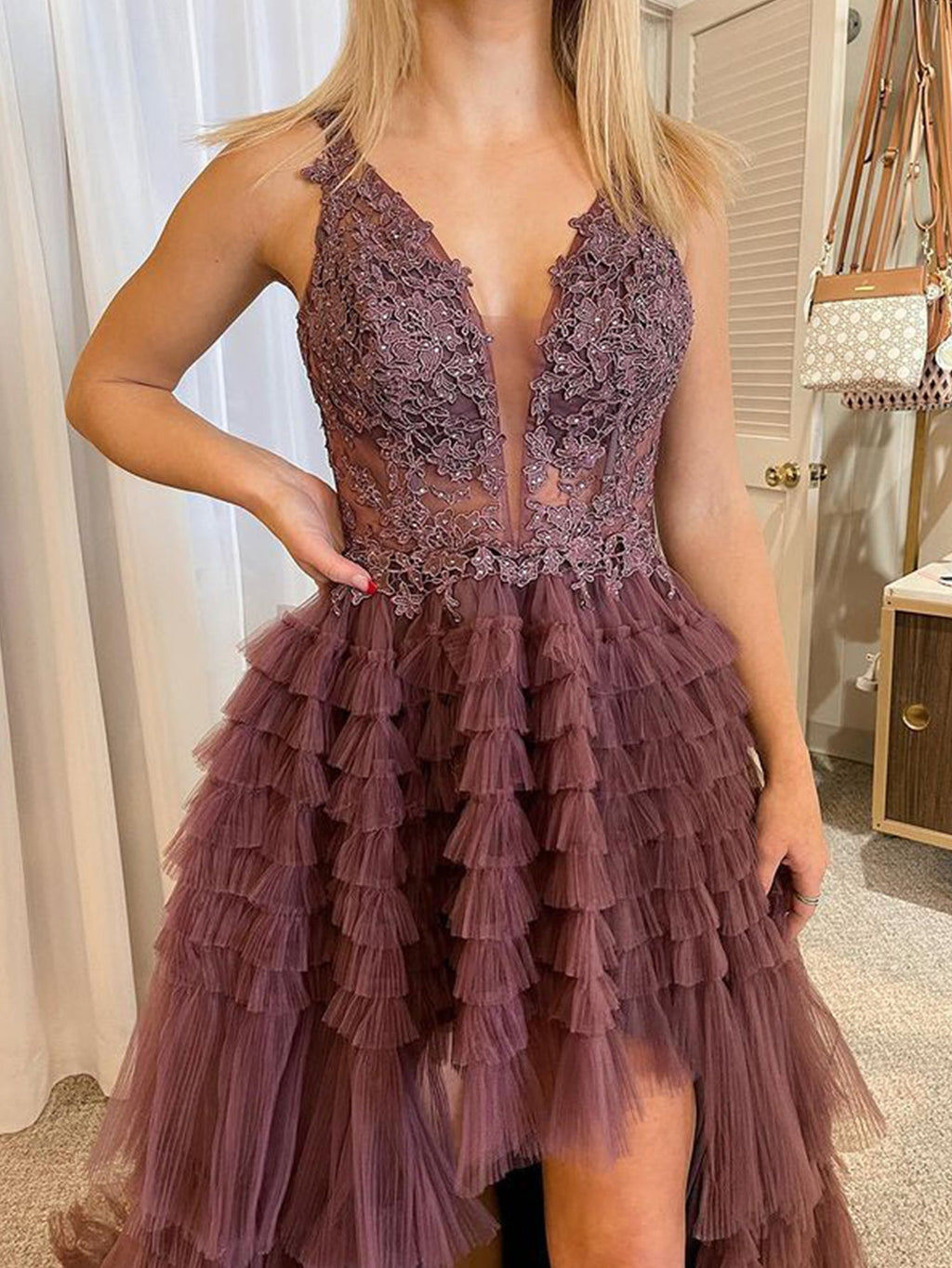 Schwarzes, asymmetrisches, langes Tüll-Abendkleid mit V-Ausschnitt