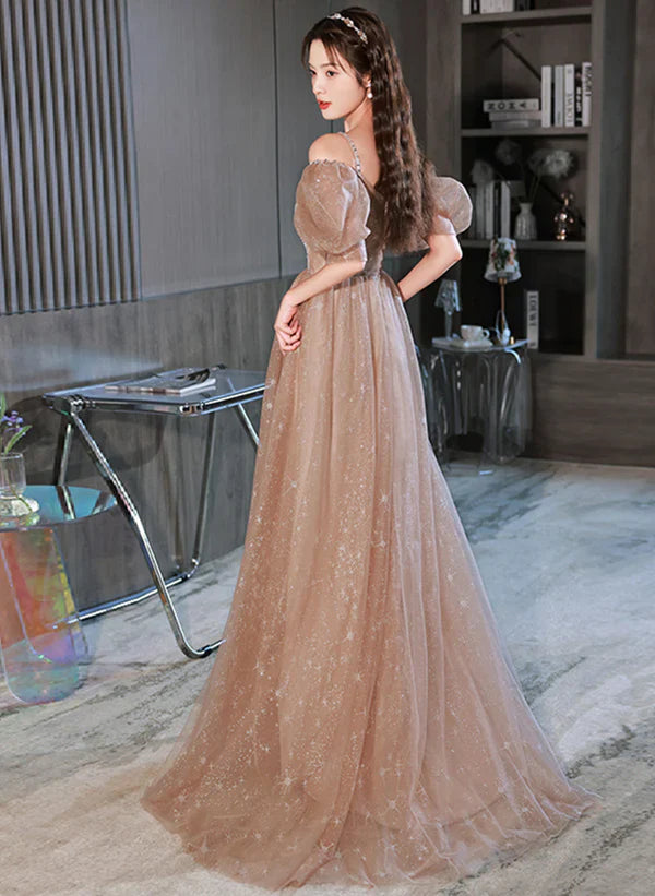 A-Linien-Abendkleid aus champagnerfarbenem Tüll mit schulterfreiem Schnitt, elegant und perfekt für festliche Anlässe.