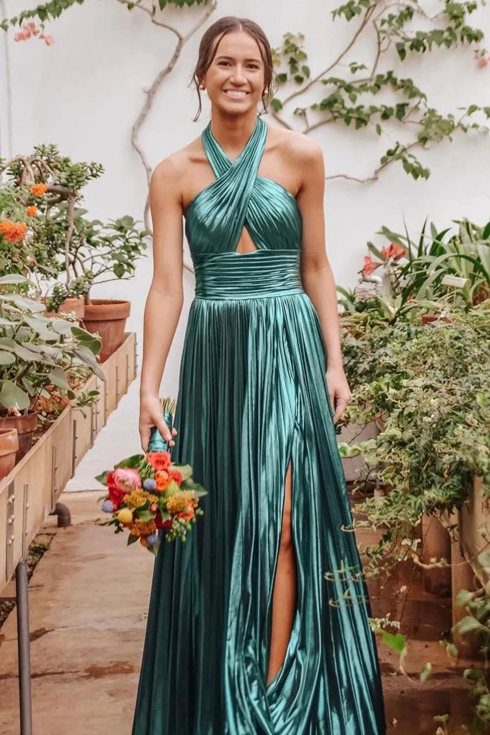 Metallic-rosafarbenes, plissiertes A-Linien-Abendkleid mit Neckholder und Schlitz