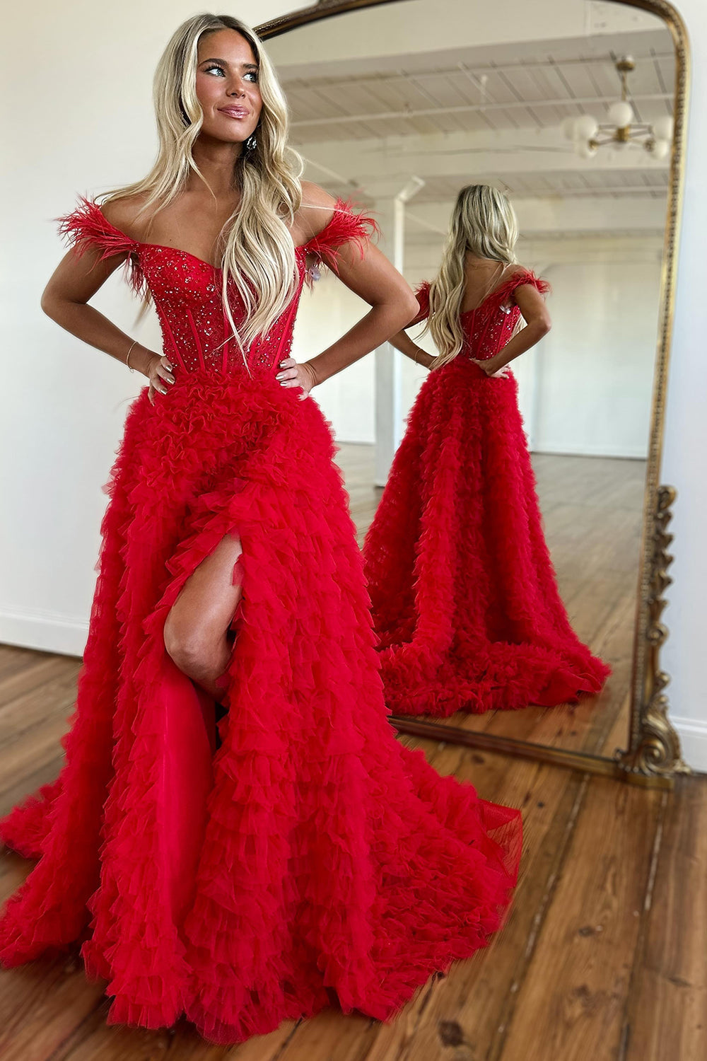 Langes, gestuftes Tüll-Abendkleid in A-Linie mit Herzausschnitt und Schlitz
