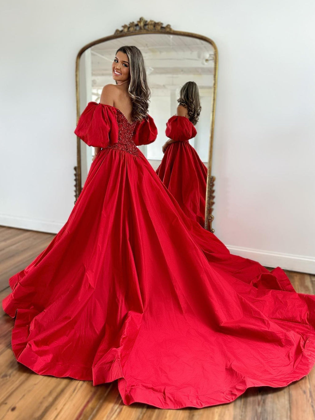 Vestido de fiesta de tafetán con hombros descubiertos y mangas cortas abullonadas