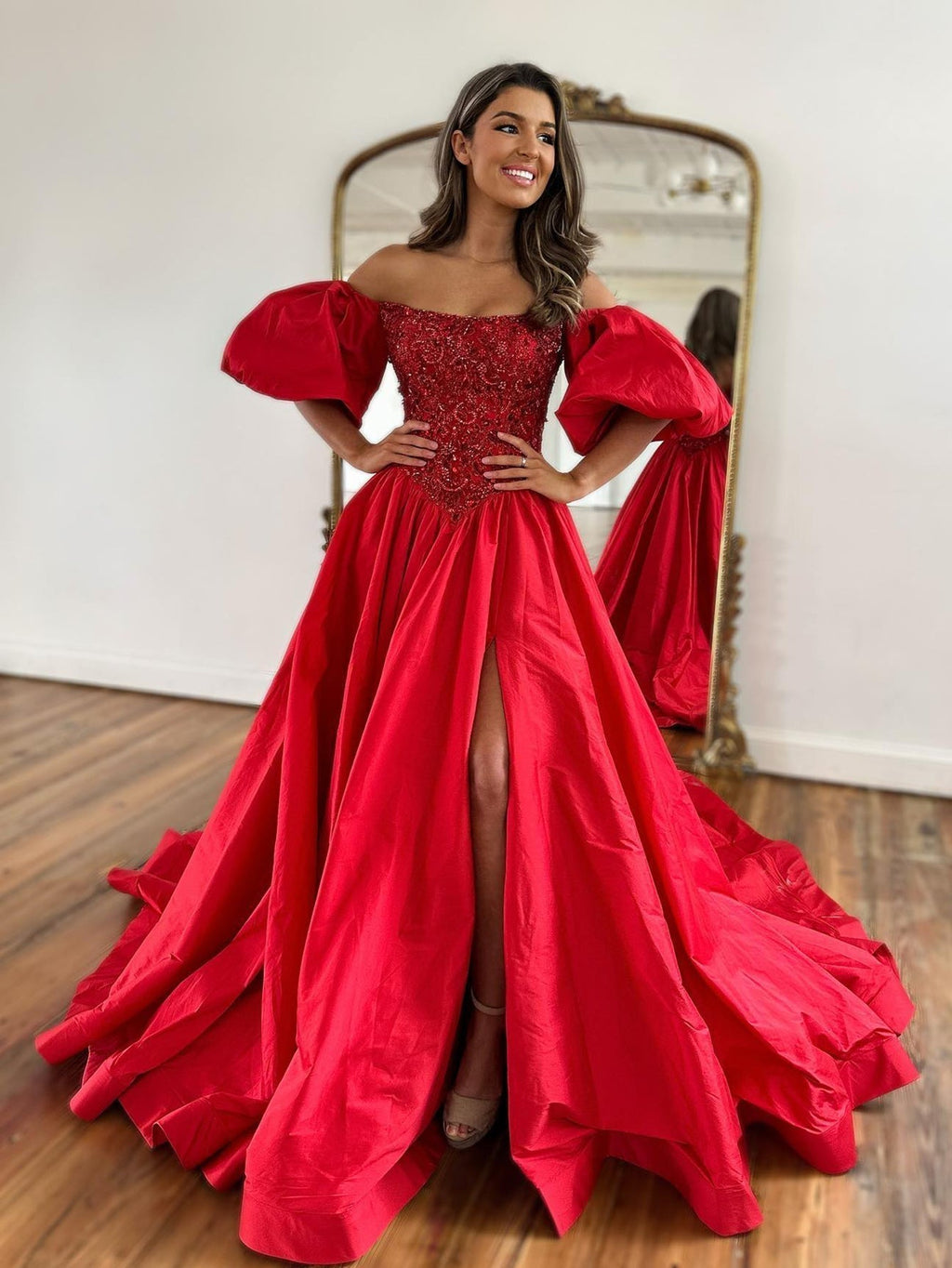 Vestido de fiesta de tafetán con hombros descubiertos y mangas cortas abullonadas