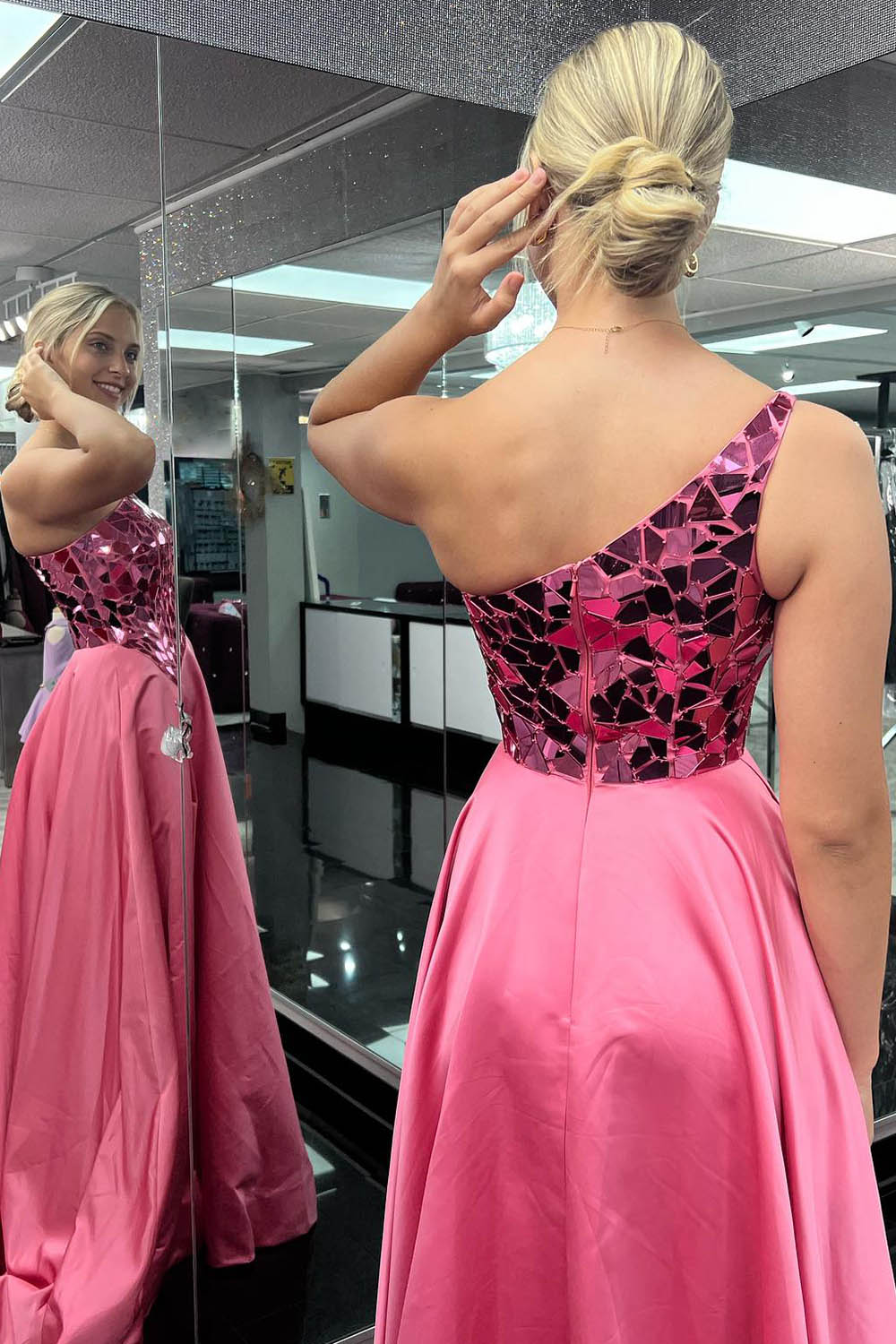 Vestido de fiesta de lentejuelas con un hombro al descubierto y corte A