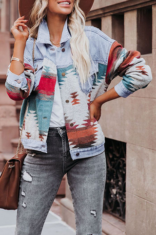 Chaqueta vaquera informal de manga larga con cuello vuelto, hebilla y patchwork con estampado urbano 
