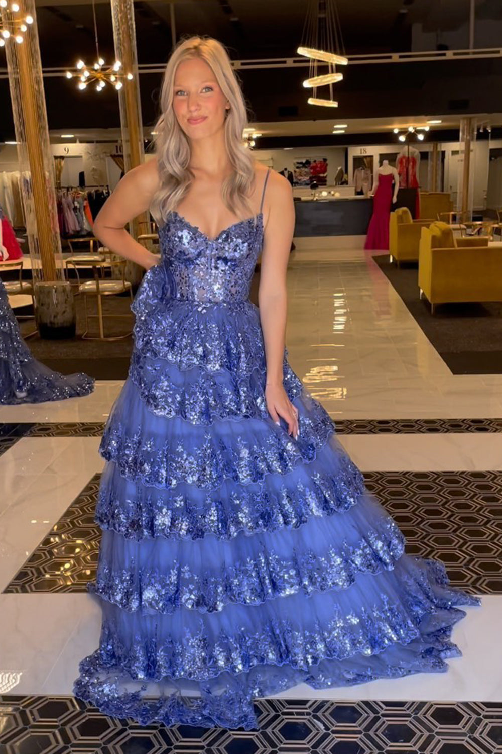 A-Linien-Abendkleid mit Spaghettiträgern und Stufenrock aus Spitze