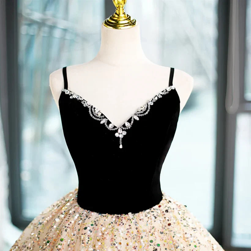 Paillettenbesetztes, hellchampagnerfarbenes, perlenbesetztes Ballkleid mit V-Ausschnitt und langen Trägern