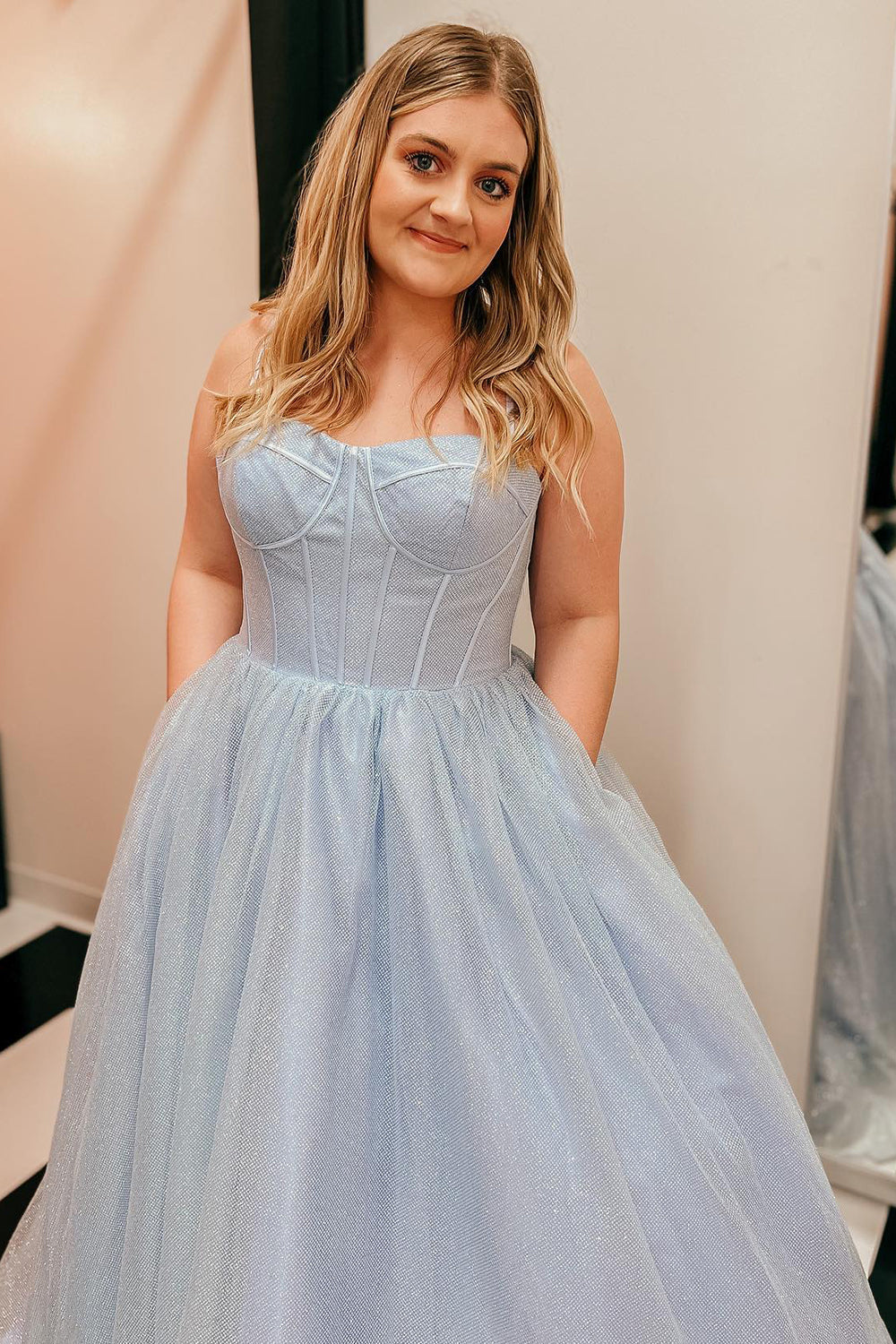 Vestido de fiesta largo morado claro con tirantes finos y corte en A