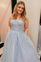 Vestido de fiesta largo morado claro con tirantes finos y corte en A