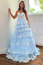 A-Linien-Abendkleid mit Spaghettiträgern und Stufenrock aus Spitze