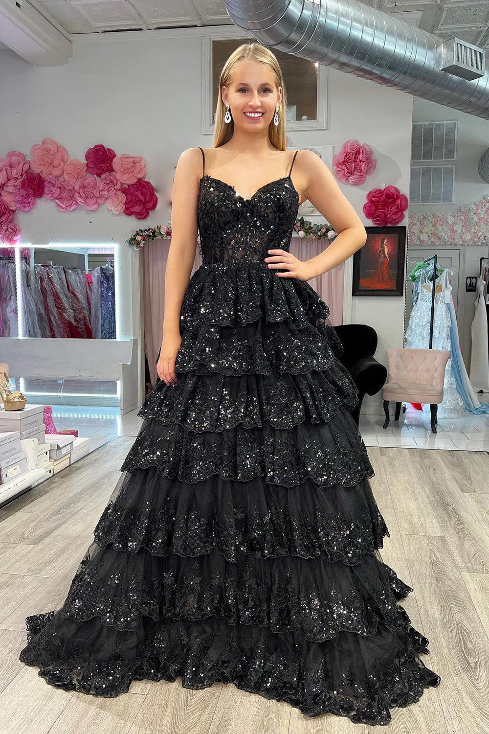 A-Linien-Abendkleid mit Spaghettiträgern und Stufenrock aus Spitze