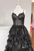 A-Linien-Abendkleid mit Spaghettiträgern und Stufenrock aus Spitze