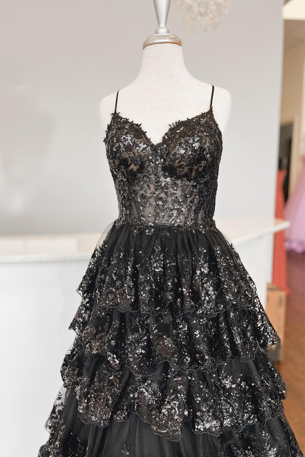 A-Linien-Abendkleid mit Spaghettiträgern und Stufenrock aus Spitze