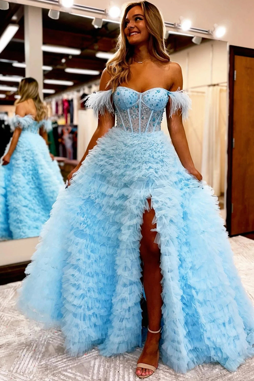 Langes, lilafarbenes Prinzessinnen-Abendkleid in A-Linie mit Federn und schulterfreiem Ausschnitt