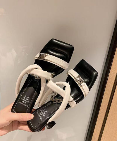 Sandalias elegantes de piel de vaca dorada con tacón alto y diseño entretejido 