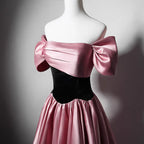 Vestido de fiesta largo de satén con hombros descubiertos y corte A en rosa y negro