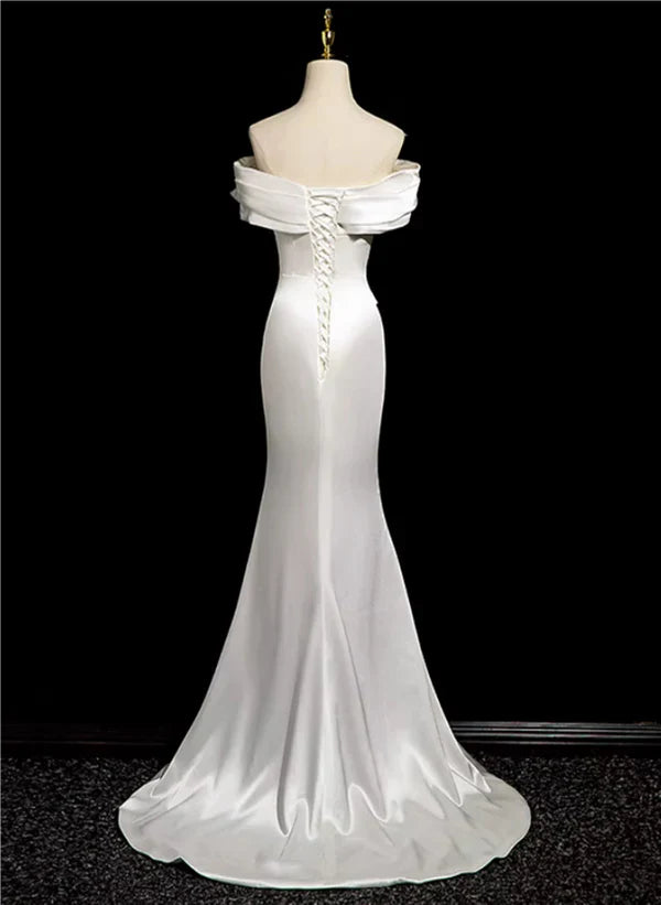 Weißes Meerjungfrauen-Satin-Abendkleid mit schulterfreiem, gerafftem Rock und Raffungen