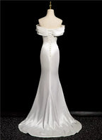 Weißes Meerjungfrauen-Satin-Abendkleid mit schulterfreiem, gerafftem Rock und Raffungen